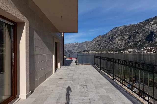 A luxurious three-story villa on the first sea line in  Kotor — photo 47